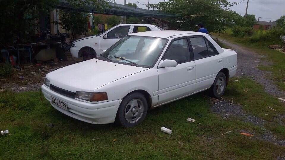 Cần bán xe Mazda 323 đời 1995, màu trắng xe gia đình, giá tốt