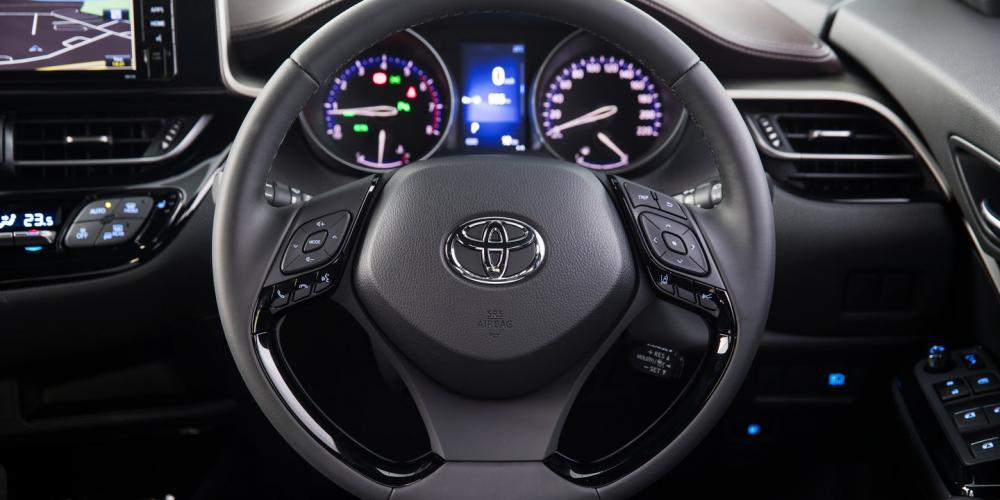 Đánh giá xe Toyota C-HR 2017: Vô lăng bọc da.