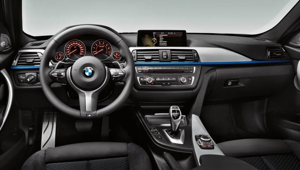 Không gian nội thất của BMW 4 Series 2017 khá giống 3 Series.