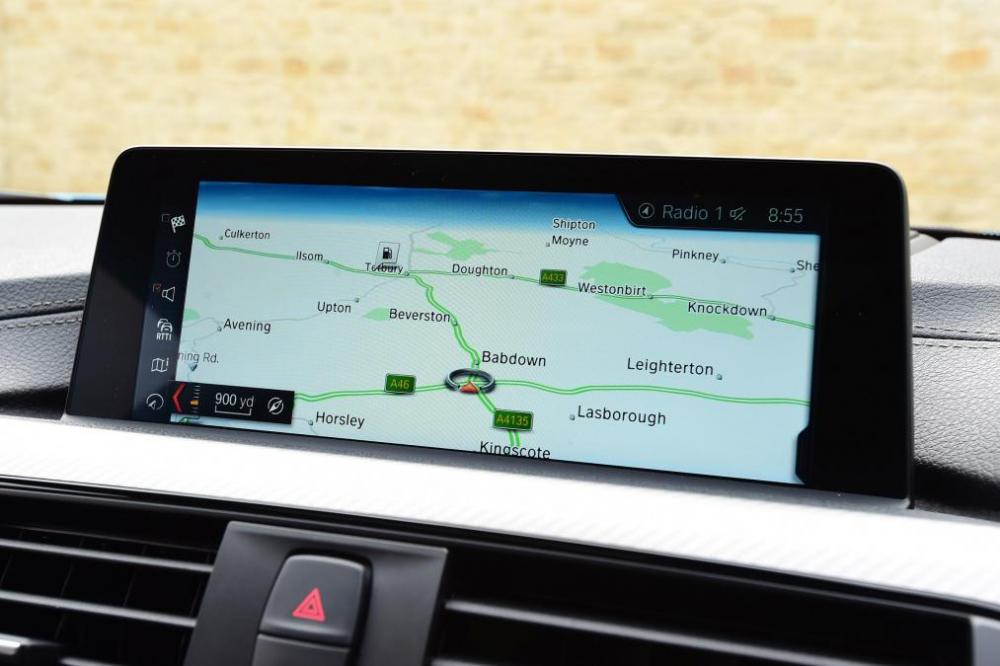 BMW 4 Series 2017 được trang bị tiêu chuẩn hệ thống Radio AM/FM/CD/HD a.