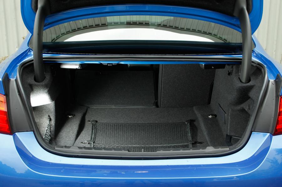 Khoang hành lý của BMW 4-Series Coupe có kích thước tương đương với một chiếc sedan hạng trung.