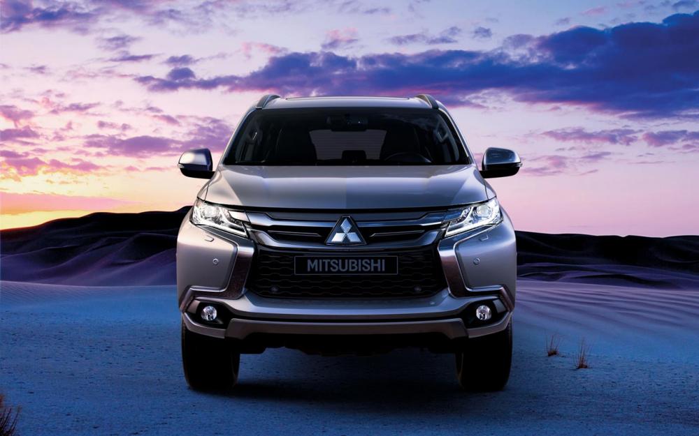 Đầu xe Toyota Fortuner 2017 mang vẻ thanh lịch, năng động còn Mitsubishi Pajero Sport 2017 sử dụng ngôn ngữ thiết kế theo ngôn ngữ Dynamic Shield độc đáo a.