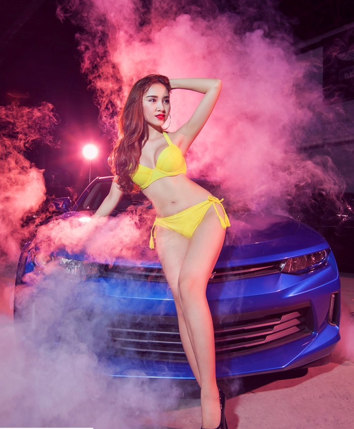 Người đẹp và xe: Siêu mẫu mờ ảo bên Chevrolet a4.
