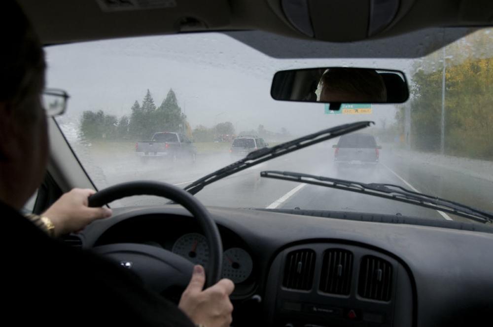 Tránh lái xe trong thời tiết xấu 2