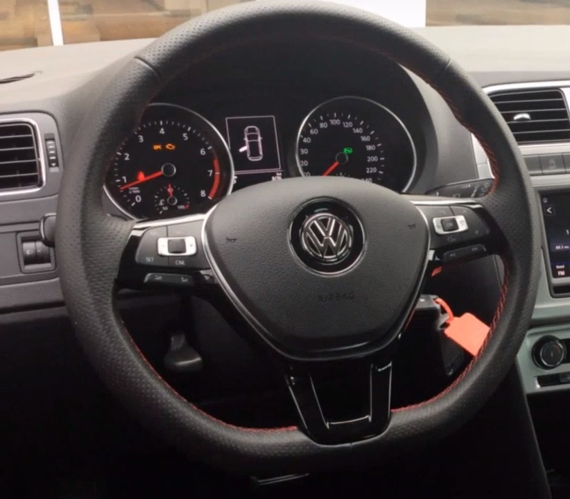Đánh giá xe Volkswagen Cross Polo 2018: Vô-lăng bọc da 12