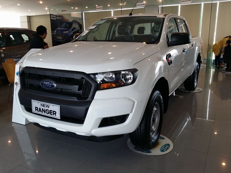 Ford Ranger 4x4MT: Trang bị nhiều tiện nghi hiện đại 