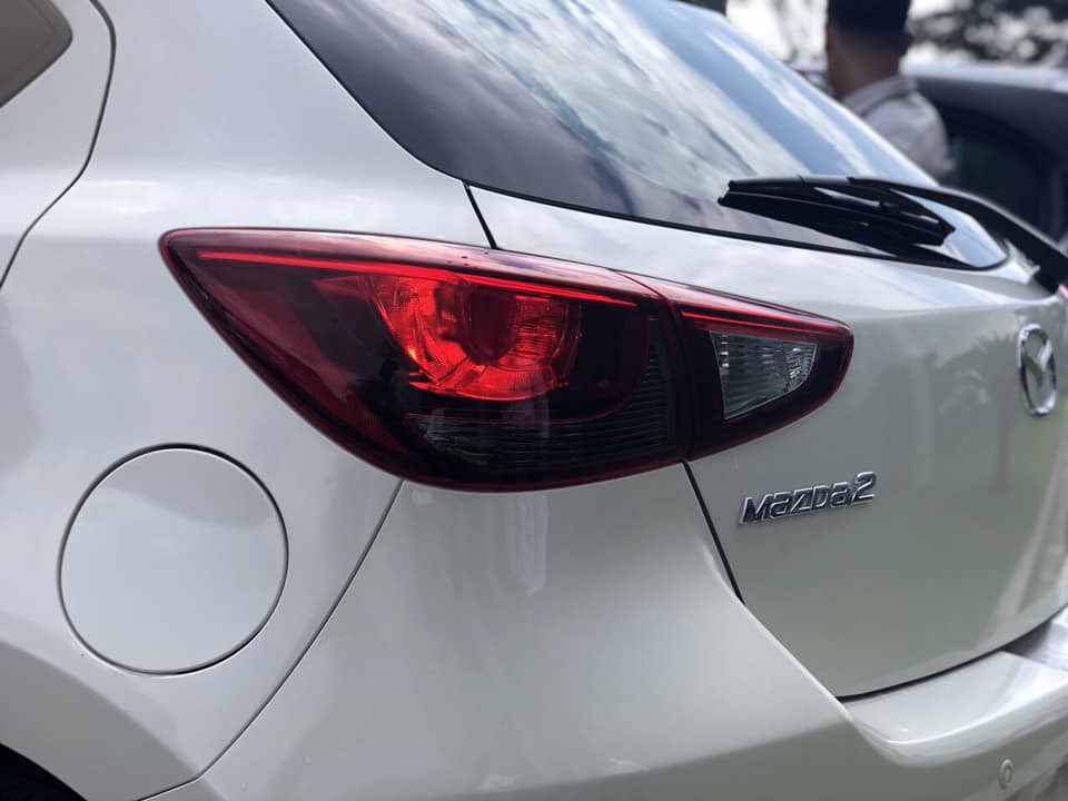 Đèn hậu xe Mazda 2 facelift màu trắng 8