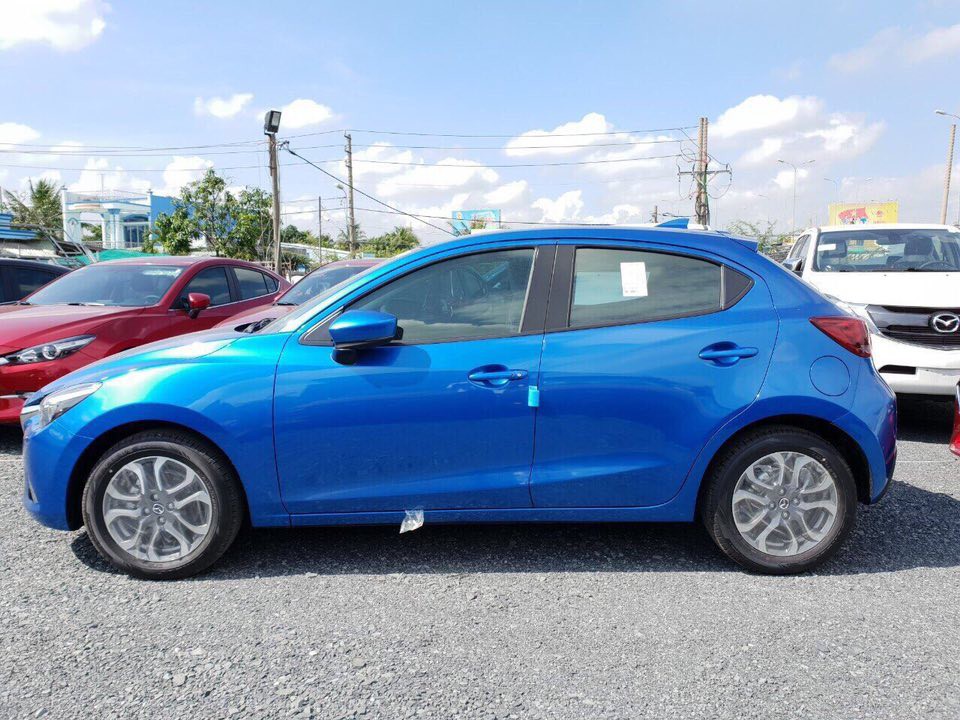 Thân xe Mazda 2 facelift 4