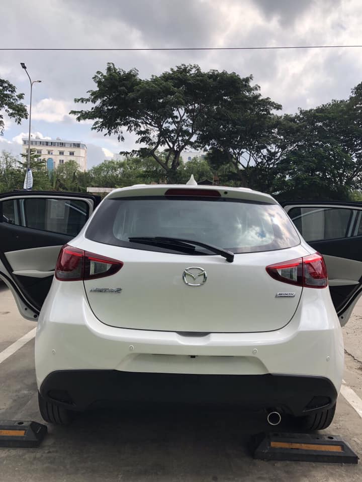 Đuôi xe Mazda 2 facelift màu trắng 7