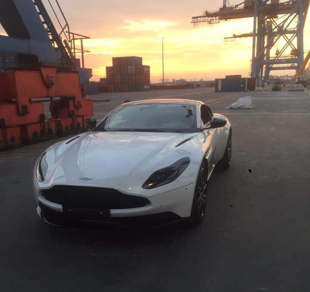 Aston Martin DB11 V8 màu trắng “sương sớm” chính thức cập bến Việt Nam 1