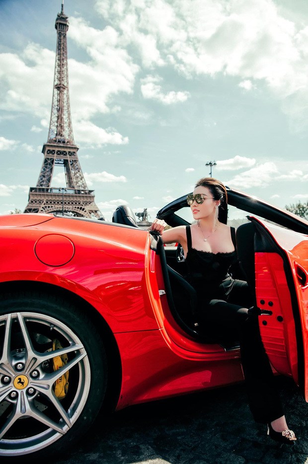 Nữ giảng viên Đại học Ngoại ngữ Hà Nội sexy bên siêu xe Ferrari và chồng sắp cưới 6a