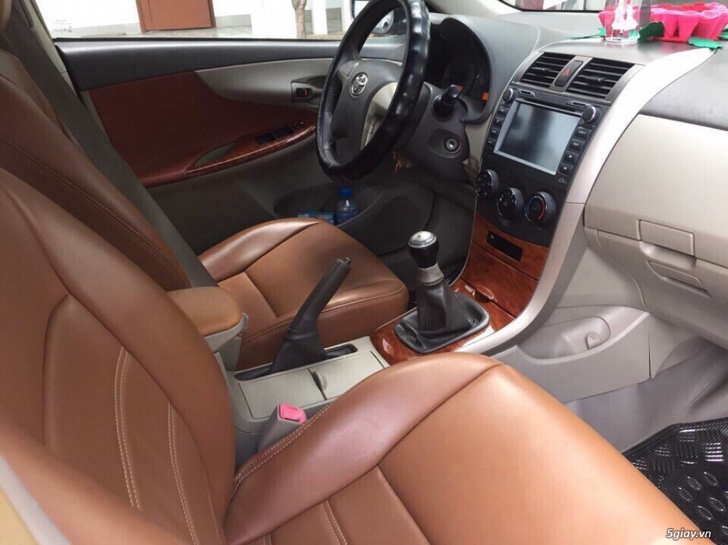 Khoang nội thất của Toyota Altis 2009 có thiết kế đơn giản, tiện dụng 1