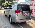 Toyota Innova 2.0 E  2017 - Cần bán Toyota Innova 2.0 E năm sản xuất 2017, màu xám xe gia đình