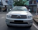 Toyota Fortuner V 2010 - Tôi cần bán Fortuner V 2010 màu bạc xe còn đẹp vì rất ít đi nhé