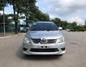 Toyota Innova 2.0E 2013 - Bán Toyota Innova 2.0E đời 2013, màu bạc như mới, giá tốt