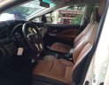 Toyota Innova   V 2017 - Cần bán lại xe Toyota Innova V đời 2017, màu trắng, giá tốt