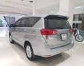Toyota Innova 2017 - Bán xe Toyota Innova đời 2017, màu bạc số sàn, 725 triệu