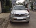 Toyota Fortuner V 2010 - Muốn bán Fortuner 2010 màu bạc, số tự động