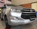 Toyota Innova 2.0E 2018 - Bán ô tô Toyota Innova 2.0E 2018, màu bạc, giá chỉ 708 triệu, trả trước 250tr có xe ngay