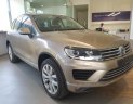 Volkswagen Touareg 2016 - Volkswagen Touareg 3.6 AT đời 2017, màu vàng ánh Kim, nhận ngay ưu đãi trị giá 150 triệu chỉ trong tháng 8/2018