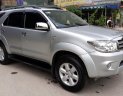 Toyota Fortuner  2.5 G  2010 - Bán Toyota Fortuner 2.5 G 2010 máy dầu, số tay, màu bạc. Hồ sơ cầm tay