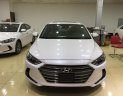 Hyundai Elantra 1.6 MT 2018 - Bán Elantra 1.6 MT trắng giao ngay