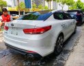 Kia Optima 2.0 ATH 2017 - Cần bán lại xe Kia Optima 2.0 ATH sản xuất năm 2017, màu trắng