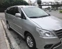 Toyota Innova   MT 2015 - Bán lại chiếc xe Toyota Innova số sàn 7 chỗ, ĐK 2015 chính chủ sử dụng từ đầu, màu ghi bạc, biển Hà Nội