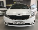 Kia Cerato 1.6MT 2017 - Bán Kia Cerato 1.6MT màu trắng số sàn sản xuất 2017 đăng ký 2018 bản đủ mẫu mới