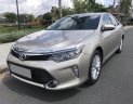 Toyota Camry 2.0E 2018 - Bán gấp Camry tự động 2.0E đk 4/2018 màu ghi bạc xe như mới.