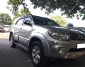 Toyota Fortuner 2010 - Gia đình cần bán Fortuner 2010, số tự động, máy xăng màu bạc