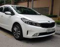 Kia Cerato 1.6AT 2017 - Gia đình bán chiếc Kia Cerato 1.6AT màu trắng, còn mới 99%