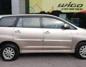 Toyota Innova E 2013 - Bán Toyota Innova E năm sản xuất 2013, màu vàng số sàn, giá 535tr