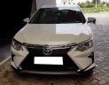 Toyota Camry 2.0E AT 2018 - Cần bán lại xe Toyota Camry 2.0E AT sản xuất 2018, màu trắng ít sử dụng