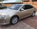 Toyota Camry 2.0E 2018 - Bán gấp Camry 2.0E tự động 4/2018, màu vàng cát xe đi 6000 km