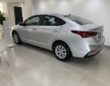 Hyundai Accent 2018 - Bán Hyundai Accent base bạc xe có sẵn giao ngay, giá tốt, hỗ trợ vay trả góp