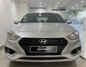 Hyundai Accent 2018 - Bán Hyundai Accent base bạc xe có sẵn giao ngay, giá tốt, hỗ trợ vay trả góp