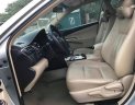 Toyota Camry 2.0E 2013 - Cần bán Toyota Camry 2.0E năm 2013, màu bạc như mới, giá tốt