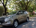 Toyota Innova 2.0E 2018 - Bán ô tô Toyota Innova 2.0E 2018, màu ghi, xe gia đình cần bán lại giá 715 triệu