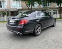 Mercedes-Benz E class E200 2017 - Bán xe Mercedes E200 màu đen, nội thất nâu model 2017. Trả trước 600 triệu nhận xe ngay