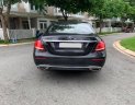 Mercedes-Benz E class E200 2017 - Bán xe Mercedes E200 màu đen, nội thất nâu model 2017. Trả trước 600 triệu nhận xe ngay