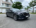 Mercedes-Benz E class E200 2017 - Bán xe Mercedes E200 màu đen, nội thất nâu model 2017. Trả trước 600 triệu nhận xe ngay