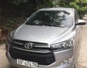 Toyota Innova 2.0E 2018 - Cần bán gấp Toyota Innova 2.0E đời 2018, màu bạc xe gia đình 