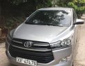 Toyota Innova 2.0E 2018 - Cần bán gấp Toyota Innova 2.0E đời 2018, màu bạc xe gia đình 