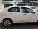 Chevrolet Aveo 2015 - Cần bán xe Chevrolet Aveo sản xuất 2015, màu trắng số tự động xe còn mới