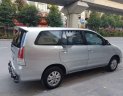 Toyota Innova   2011 - Cần bán gấp Toyota Innova năm 2011, màu bạc xe gia đình, 395tr