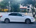Toyota Camry 2018 - Bán nhanh với giá thấp chiếc Toyota Camry 2.5Q, sản xuất 2018, màu trắng, giao xe nhanh