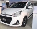 Hyundai Grand i10 2020 - Bán xe Hyundai Grand i10 1.2 AT, sản xuất 2020, màu trắng, giao nhanh