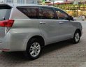 Toyota Innova 2.0E 2017 - Bán xe Toyota Innova 2.0E đời 2017, màu bạc