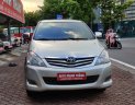 Toyota Innova 2.0E 2017 - Bán xe Toyota Innova 2.0E đời 2017, màu bạc, số sàn, giá 329tr